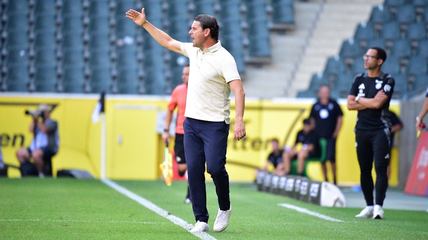 Gerardo Seoane gestikuliert in der Coaching-Zone und hebt den rechten Arm.
