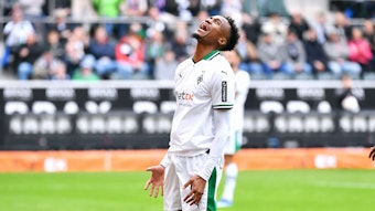 Nathan Ngoumou schreit enttäuscht auf dem Fußballplatz auf.