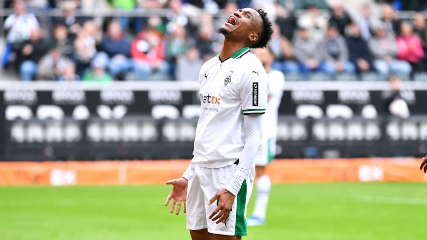 Nathan Ngoumou schreit enttäuscht auf dem Fußballplatz auf.