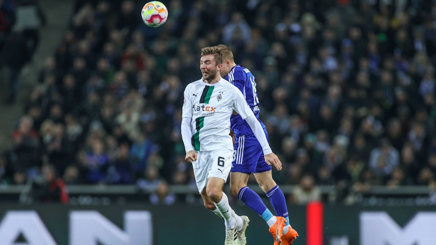 Christoph Kramer im Luftzweikampf mit einem Schalke-Spieler.