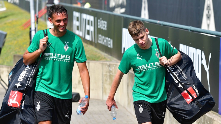 Die Gladbach-Profis Fabio Chiarodia und Lukas Ullrich laufen nach dem Training vom Platz.