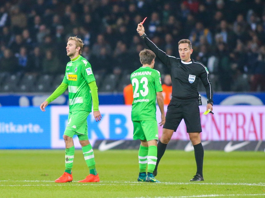 Schiedsrichter Tobias Stieler zeigt Gladbachs Christoph Kramer im Spiel bei Hertha BSC die Gelb-Rote Karte.