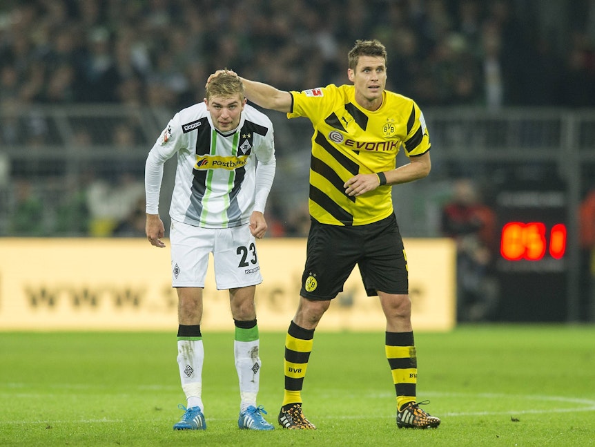 Dortmunds Sebastian Kehl tröstet Gladbachs Christoph Kramer nach dessen Eigentor.