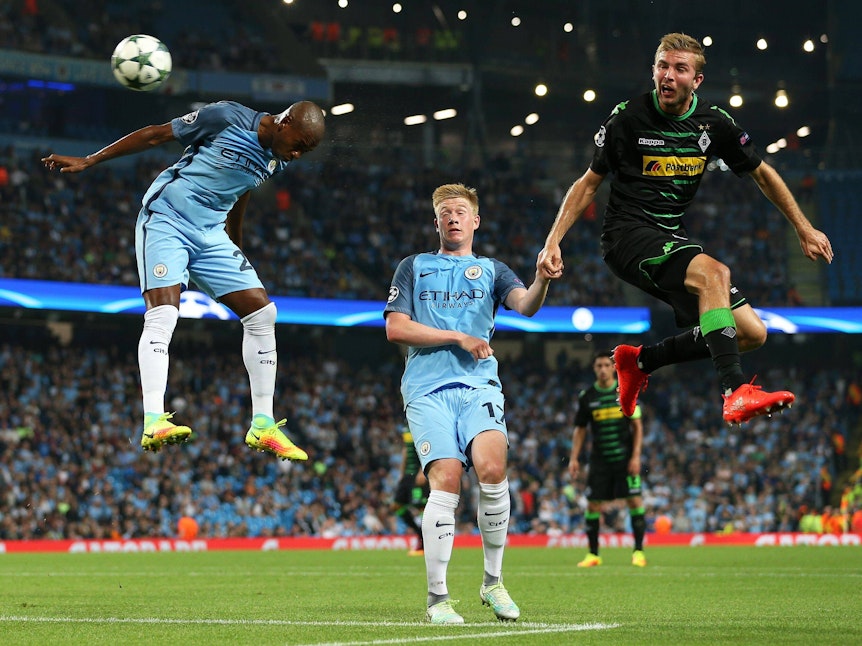 Christoph Kramer köpft den Ball, Manchesters Fernandinho will ihn klären.