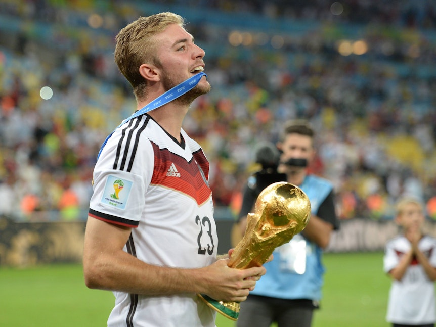 Christoph Kramer hält auf dem Platz den WM-Pokal in den Händen.