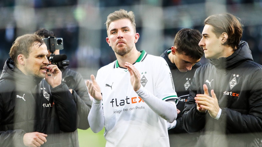 Borussia Mönchengladbachs Christoph Kramer applaudiert den Fans nach dem Spiel gegen den VfL Bochum.