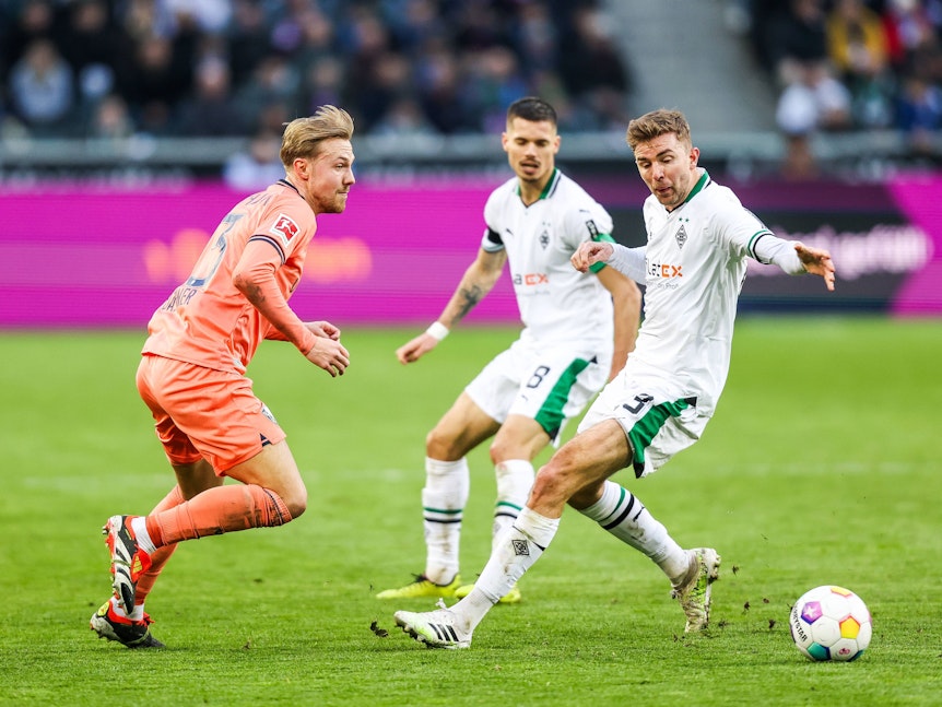 Gladbachs Christoph Kramer und Bochums Lukas Daschner kämpfen um den Ball.