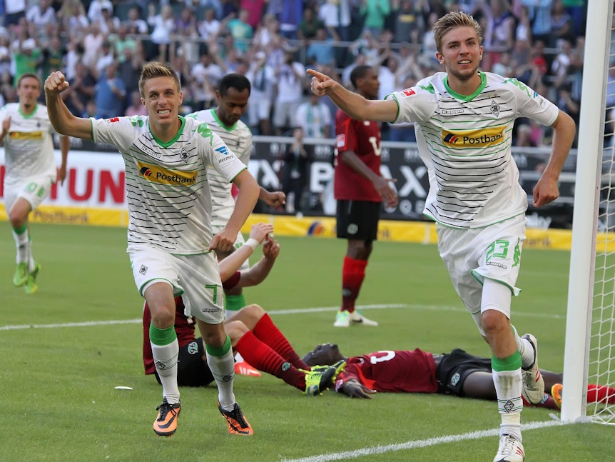 Christoph Kramer dreht im Spiel gegen Hannover 96 ab zum Torjubel. Teamkollege Patrick Herrmann läuft hinter ihm.