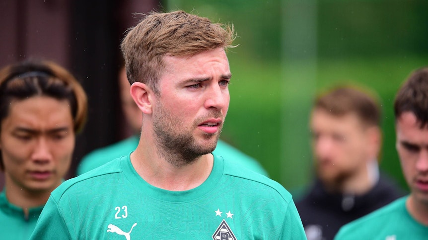 Christoph Kramer läuft auf den Trainingsplatz.