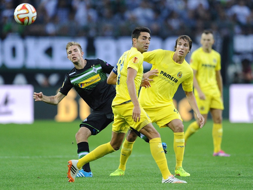 Borussia Mönchengladbachs Christoph Kramer blickt im Spiel gegen den FC Villareal dem Ball hinterher.
