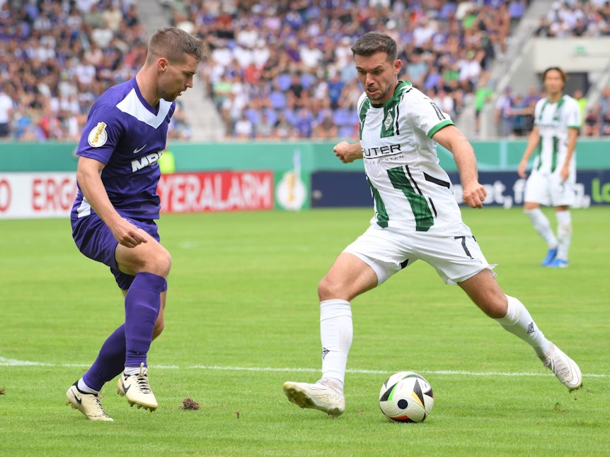 Borussia Mönchengladbachs Kevin Stöger und Ergebirge Aues Anthony Barylla kämpfen um den Ball.