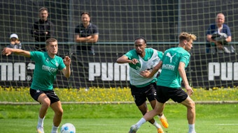 Borussia-Talente bei einer Übung mit Ball im Training.