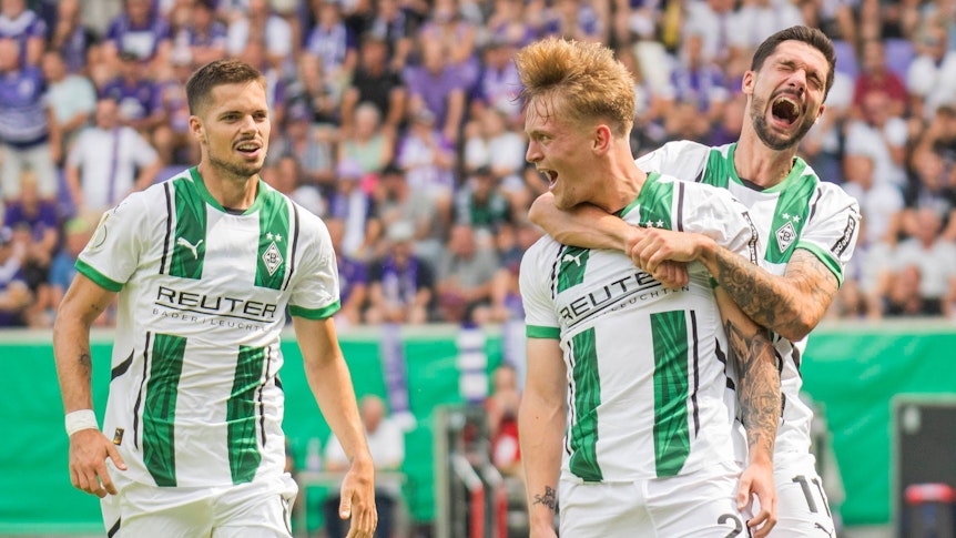 Luca Netz bejubelt sein Tor zum 2:1 mit seinen Kollegen.