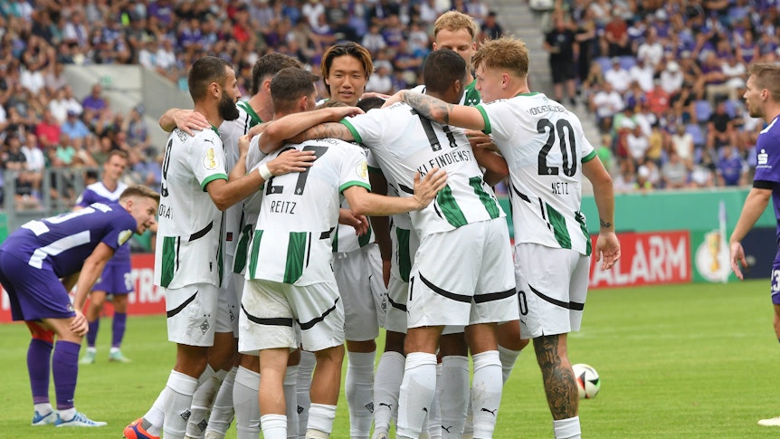 Spieler von Borussia Mönchengladbach bejubeln ein Tor.