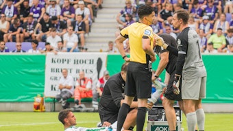 Fabio Chiarodia liegt am Boden und wird von Ärzten behandelt.