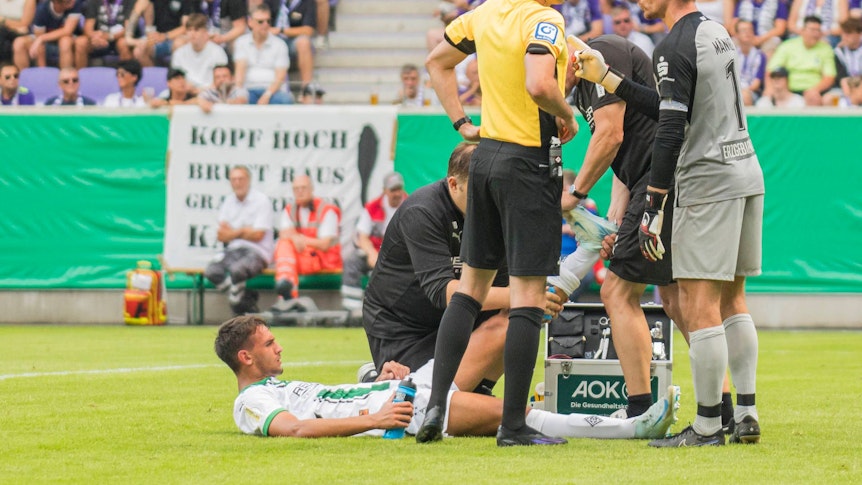 Fabio Chiarodia liegt am Boden und wird von Ärzten behandelt.