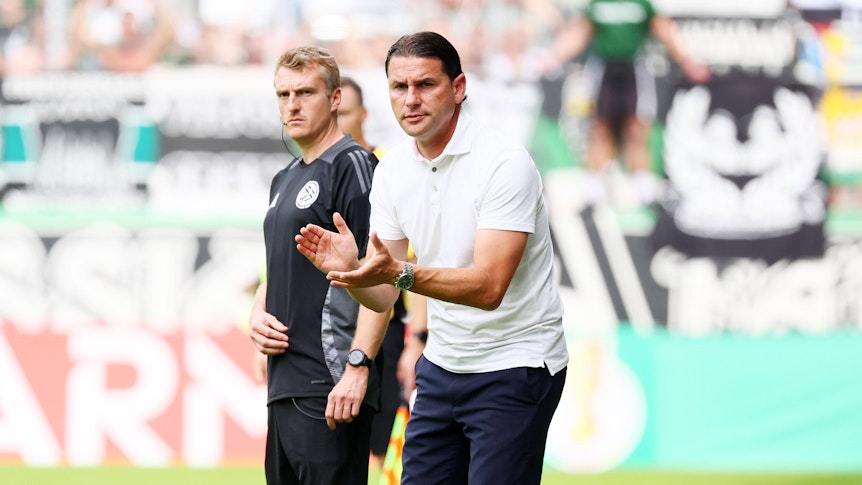 Gerardo Seoane motiviert an der Seitenlinie klatschend seine Spieler.