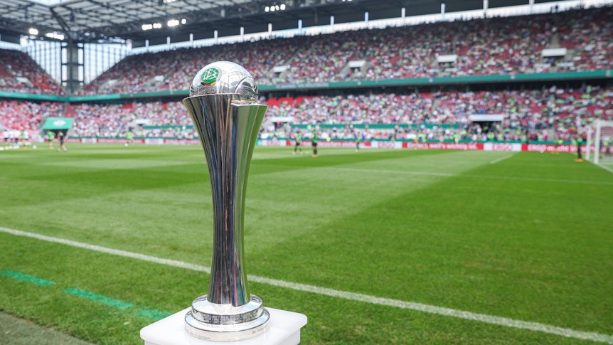 Der DFB-Pokal der Frauen vor dem Spielfeld.