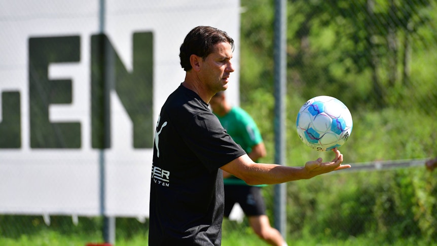 Gerardo Seoane balanciert einen Fußball auf dem Finger.