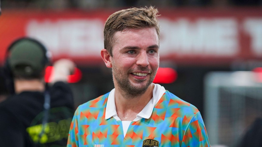 Christoph Kramer steht in der Baller League auf dem Platz und lächelt.