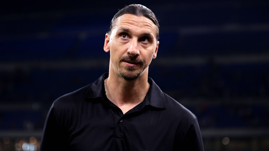 Zlatan Ibrahimovic am Spielfeldrand im schwarzen Shirt.