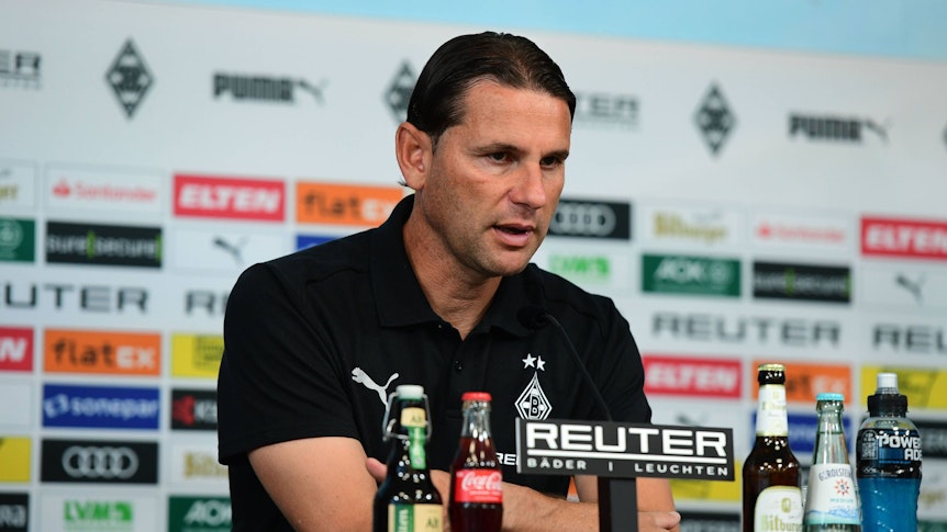 Gerardo Seoane spricht auf einer Pressekonferenz.