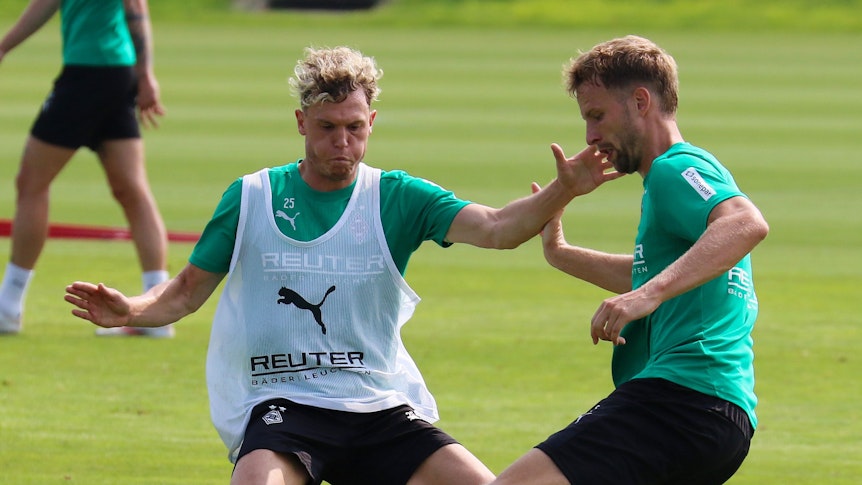 Robin Hack und Marvin Friedrich kämpfen im Training um den Ball.