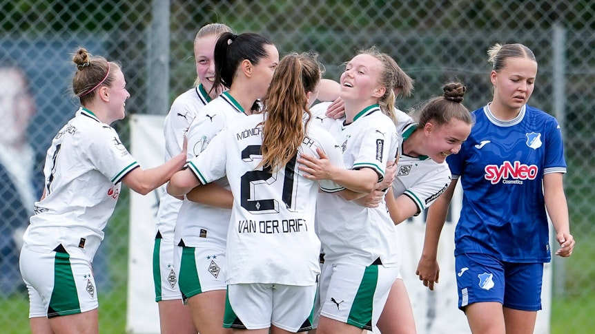 Die Spielerinnen von Borussia Mönchengladbach jubeln über das Tor zum 1:1 im Spiel gegen die TSG Hoffenheim.