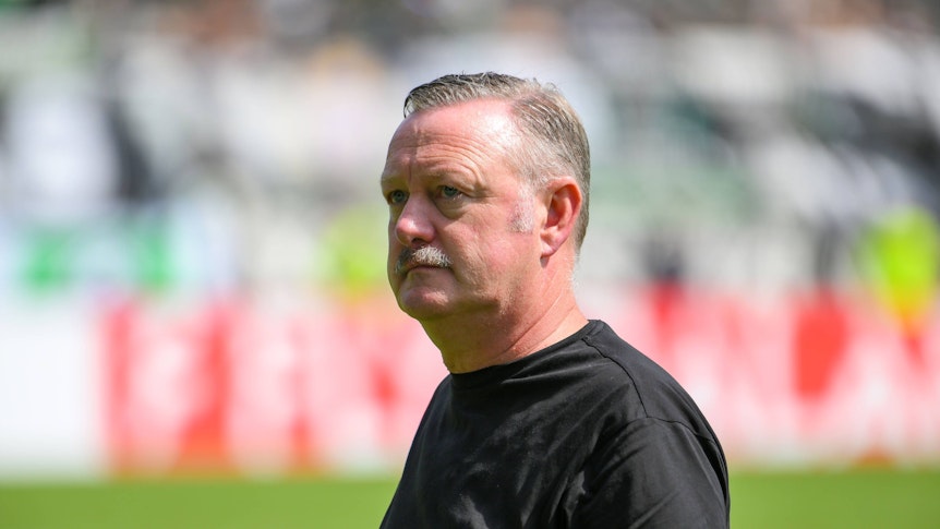 Roland Virkus schaut vor dem Pokalspiel in Aue konzentriert.