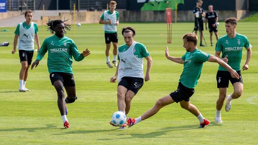 Rocco Reitz und Marvin Friedrich kämpfen im Training von Borussia Mönchengladbach um den Ball.