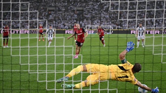 Jonas Omlin in einer Elfmeter-Parade gegen Florian Wirtz.