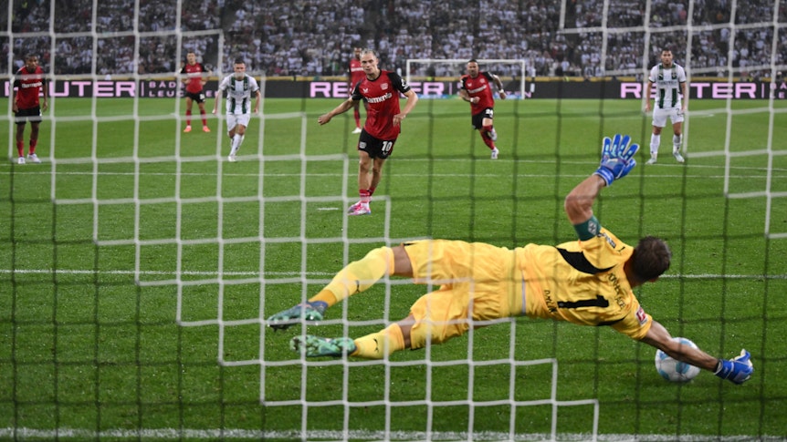 Jonas Omlin in einer Elfmeter-Parade gegen Florian Wirtz.
