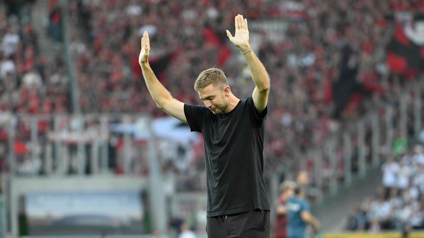 Christoph Kramer verbeugt sich vor den Fans vor dem Spiel gegen Bayer Leverkusen.