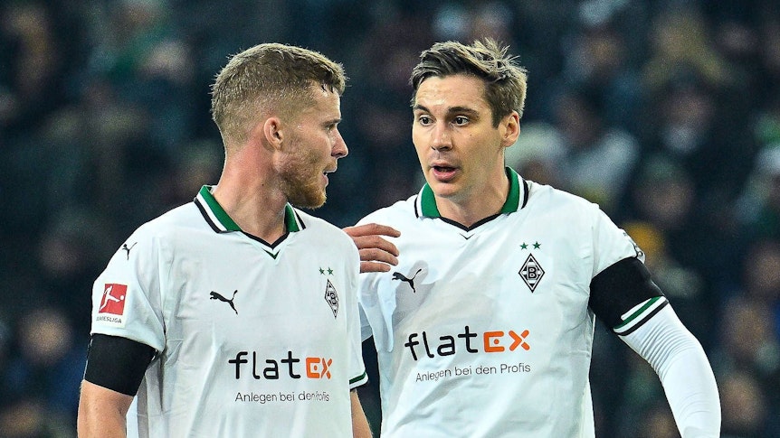 Die Gladbach-Profis Nico Elvedi und Maximilian Wöber besprechen sich im Spiel gegen Werder Bremen.