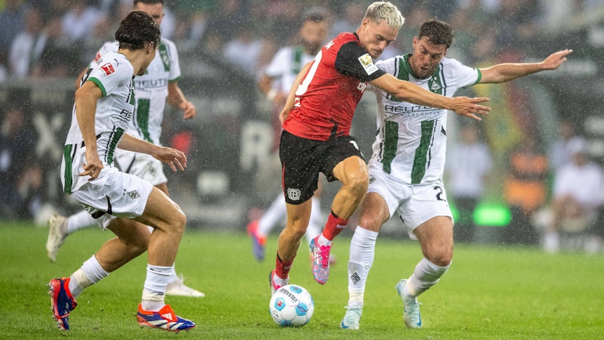 Joe Scally im Zweikampf gegen Florian Wirtz.