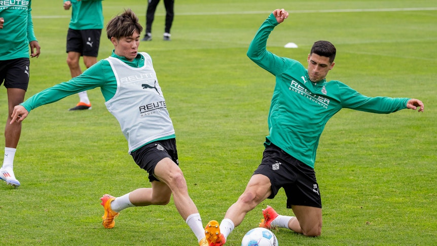 Shio Fukuda und Grant-Leon Ranos in einem Zweikampf im Training von Borussia Mönchengladbach.