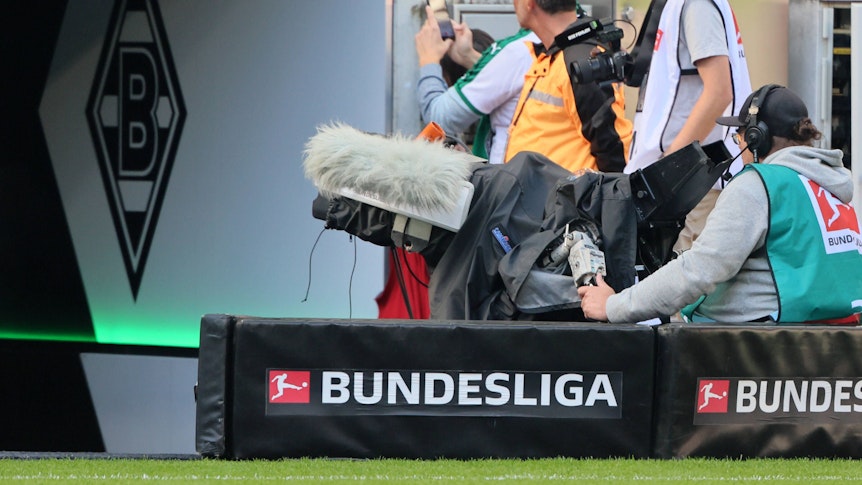 Eine Bundesliga-Kamera im Borussia-Park.