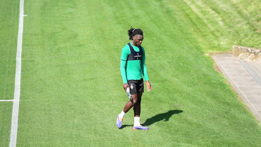 Manu Koné im Gladbach-Training alleine am Seitenrand.