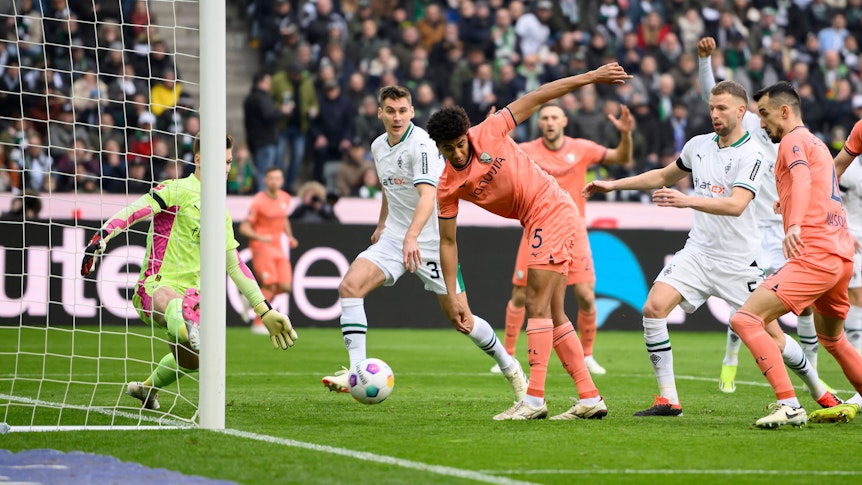 Bernardo schießt ein Tor gegen Gladbach.