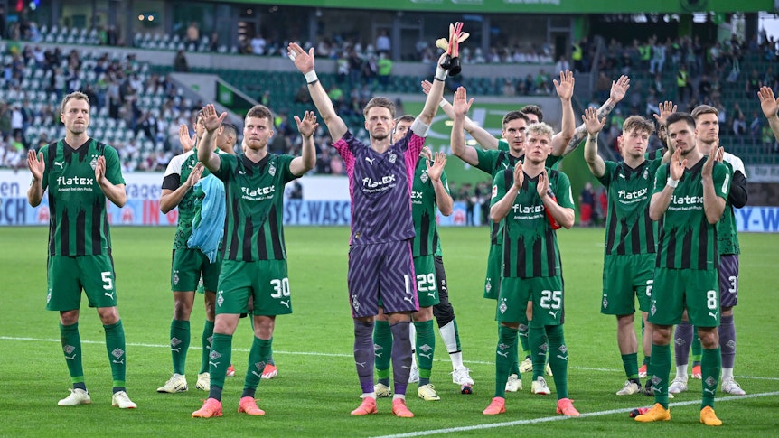 Jonas Omlin und die Fohlen-Spieler feiern vor der Kurve.