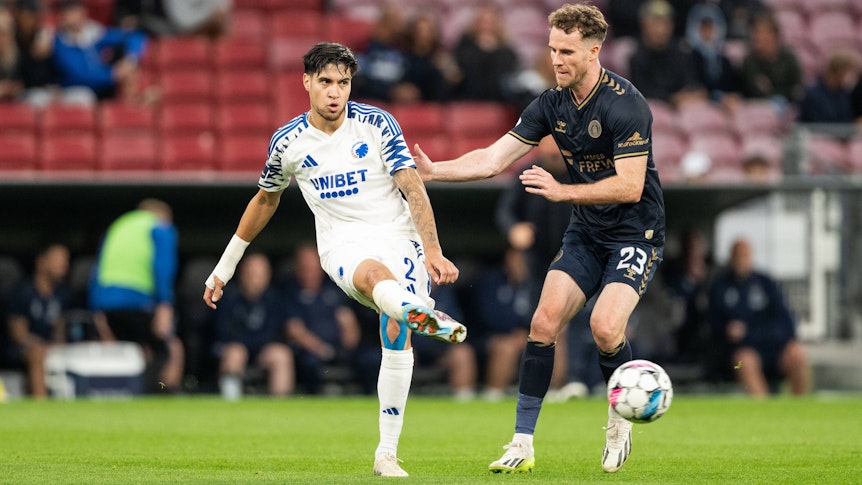 Kopenhagens Kevin Diks passt den Ball, Kilmarnocks Marley Watkins versucht zu blocken.