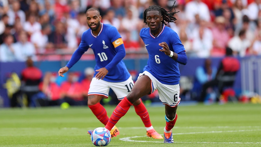 Manu Koné führt den Ballim Nationaltrikot Frankreichs.