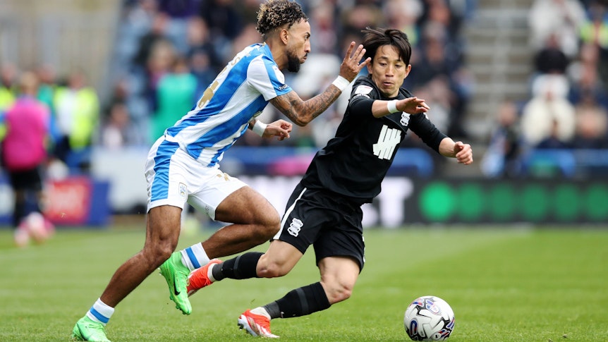 Huddersfields Sorba Thomas kämpft mit Birminghams Koji Miyoshi um den Ball.