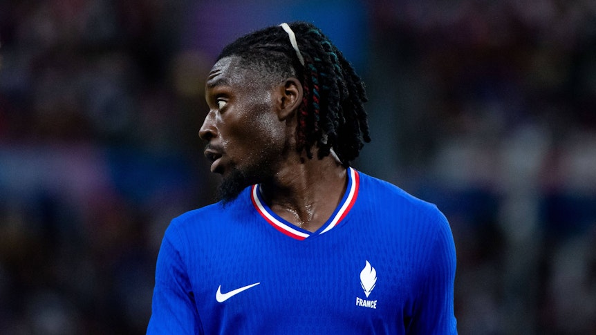 Frankreichs Manu Koné steht im Spiel gegen die USA auf dem Platz und blickt über seine Schuöter.