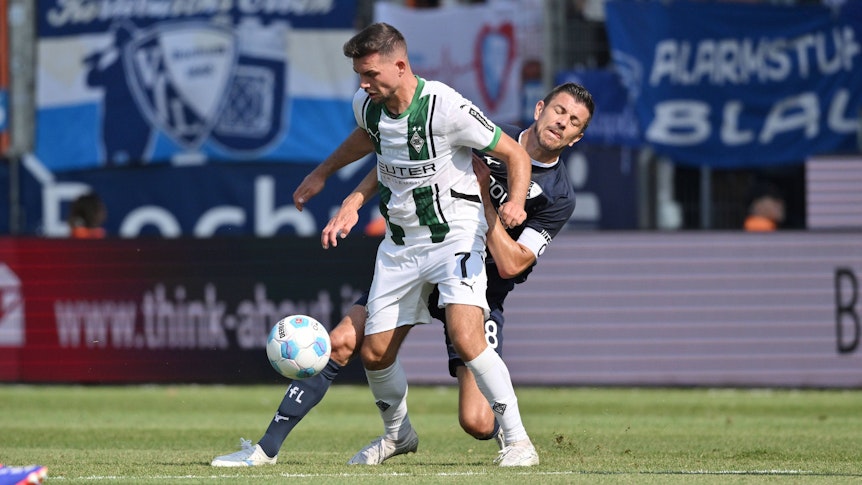 Borussia Mönchengladbachs Kevin Stöger behauptet gegen Bochums Anthony Losilla den Ball.