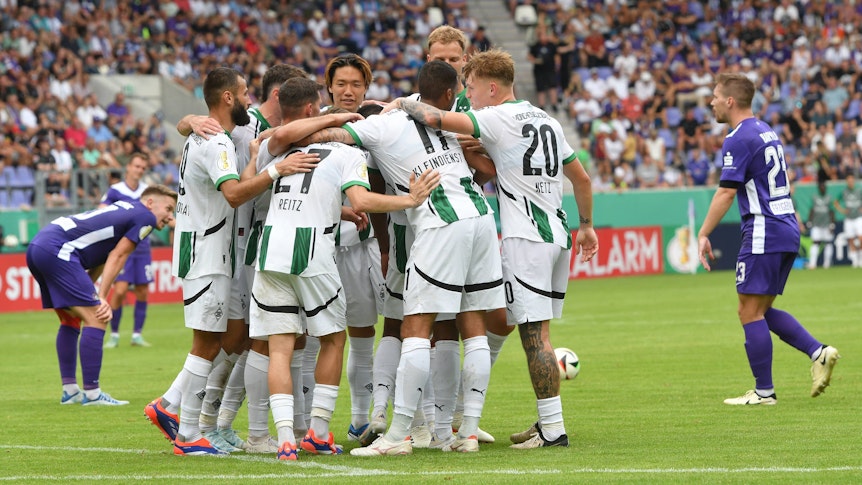 Die Mannschaft von Borussia Mönchengladbach jubelt.