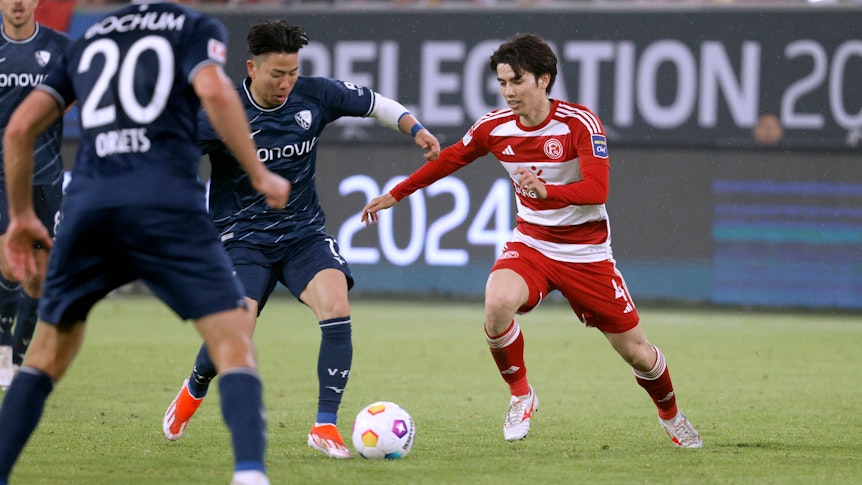 Takuma Asano und Ao Tanaka streiten sich um den Ball.