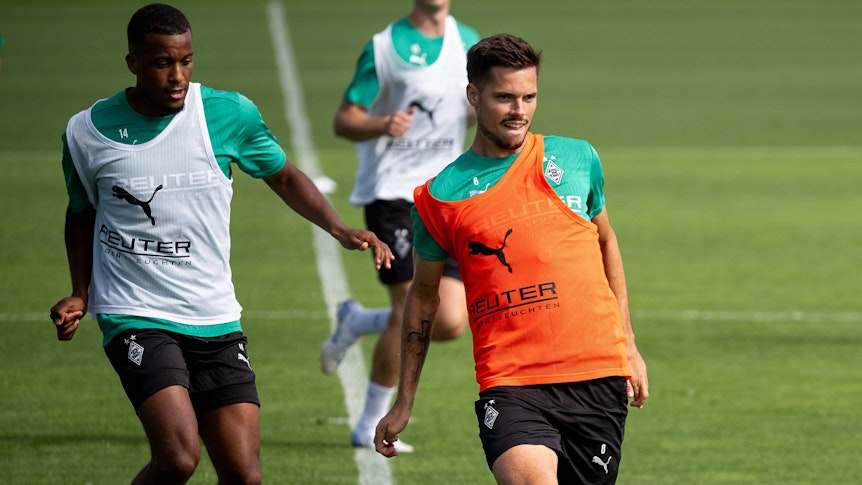 Borussia Mönchengladbachs Julia Weigl führt den Ball im Training. Hinter ihm steht Alassane Plea.