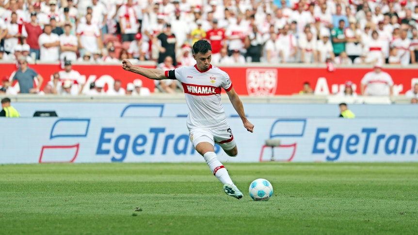 Fabian Rieder am Ball für Stuttgart.