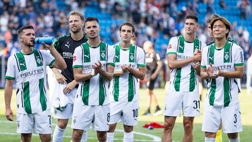Die Profis von Borussia Mönchengladbach applaudieren nach dem 2:0-Auswärtssieg beim VfL Bochum den Fans.